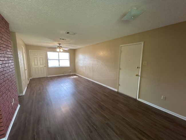 Photo - 607 Spoke Dr