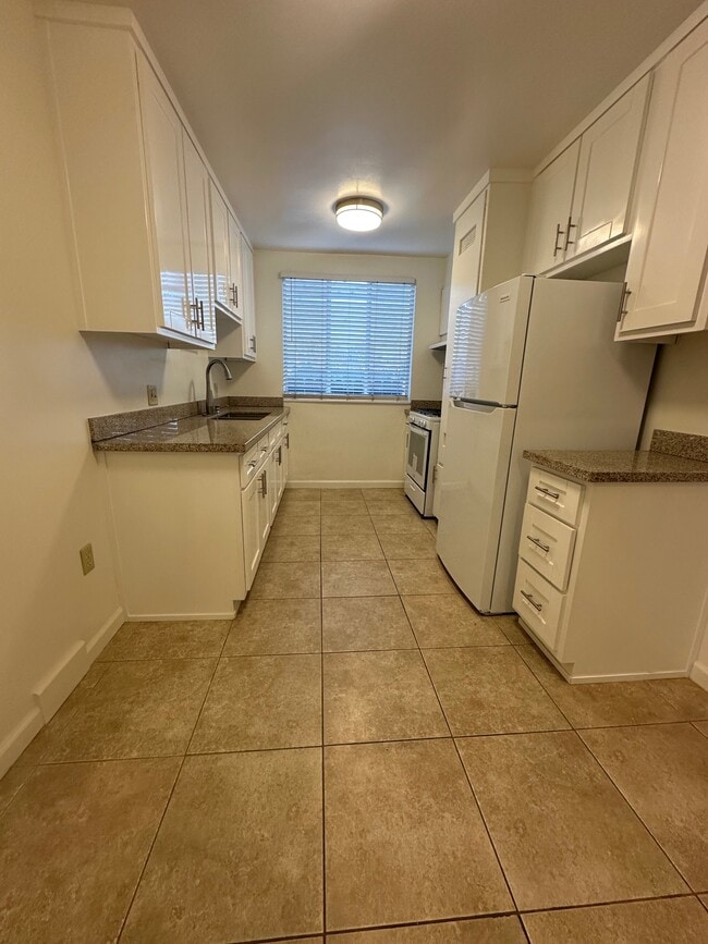 Building Photo - 2320 W 24th St