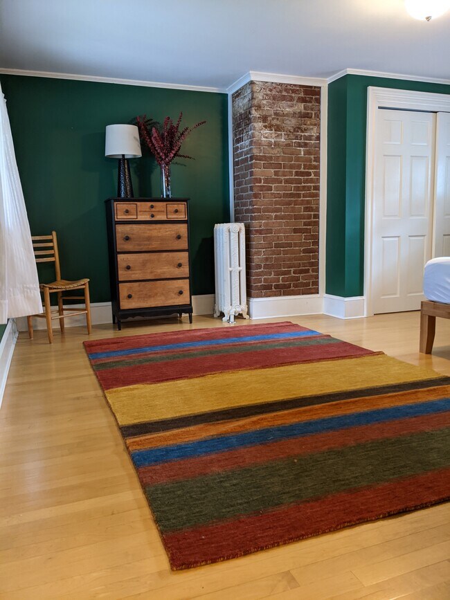 27 Howard St Unit Brick/ Green Room + Green Bath