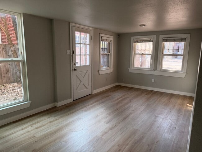 Photo - 2Bed/1bath Duplex in Hyde Park with Small Yard