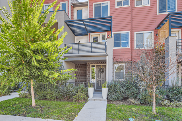 Front of the townhome - 4280 E Warren Ave Casa Adosada