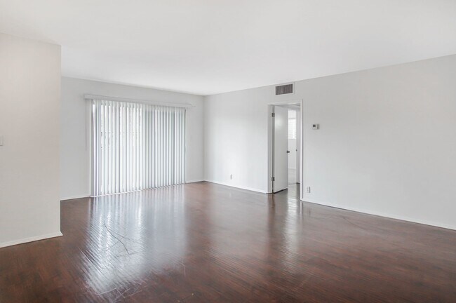 Photo - 320 N La Peer Dr