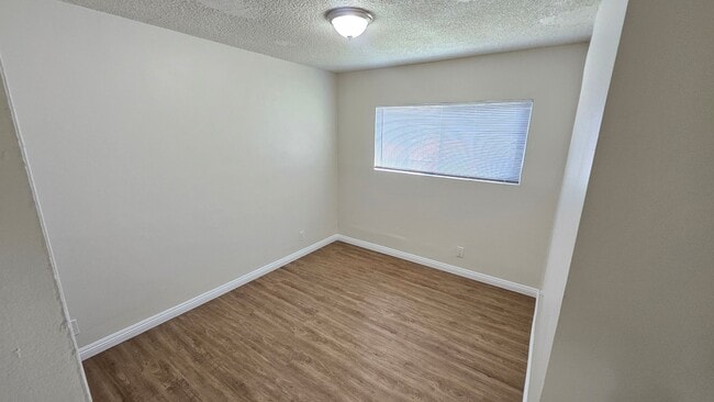 Photo - 1375 W 20th St Unidad 1