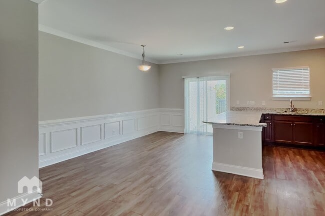 Photo - 351 Halton Crossing Dr SW