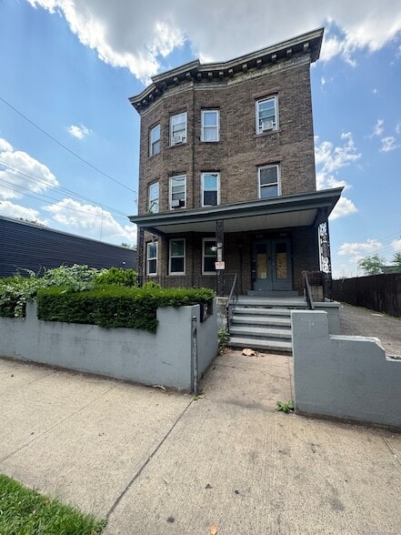 Building Photo - 648 Ferry St Unit 3