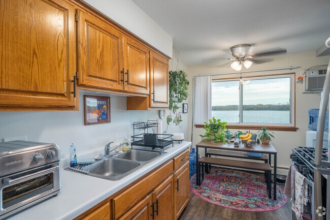 1BR, 1BA - 880SF - Kitchen