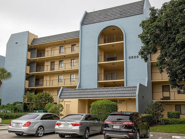 Building Photo - 2828 Tennis Club Dr Unit 403