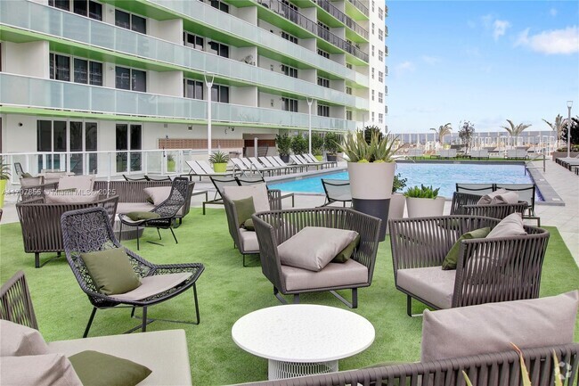 Building Photo - 1756 N Bayshore Dr Unit 37J Rental