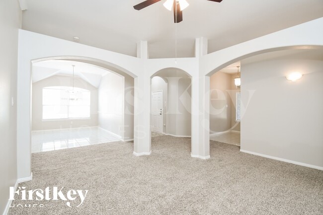 Photo - 403 Canadian Trail