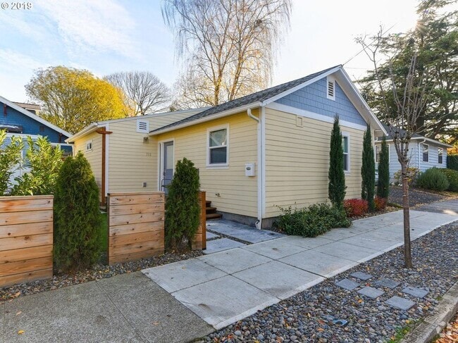 Building Photo - 712 SE 42nd Ave Rental