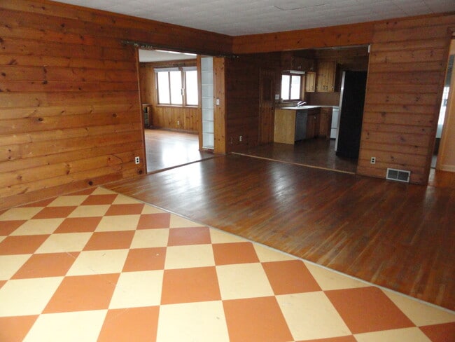 Sala de estar doble - 1708 University Ave W