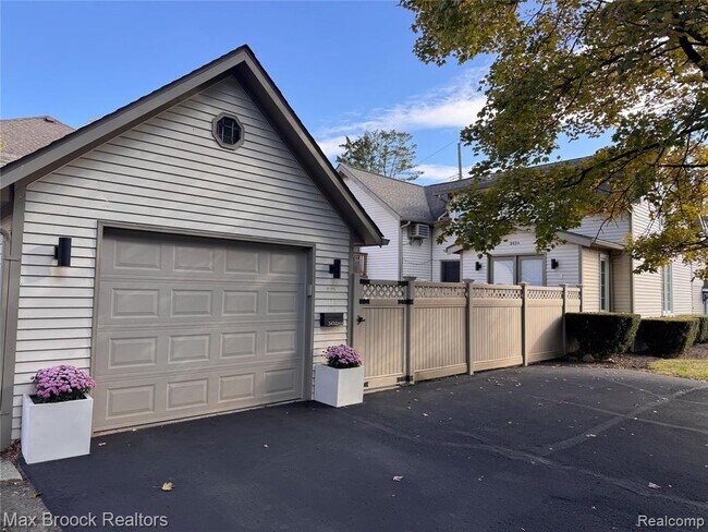 Building Photo - 343 S Elm St Unit A