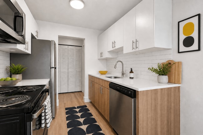 Bloomfield Square Apartments - Auburn Hills, MI