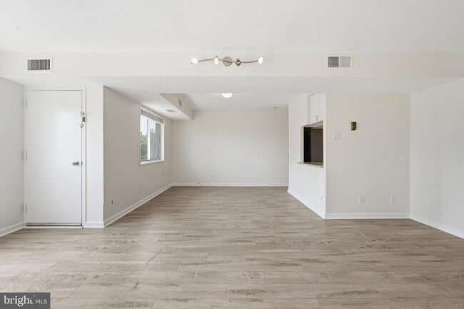 Building Photo - 5340 Holmes Run Pkwy Unit 704