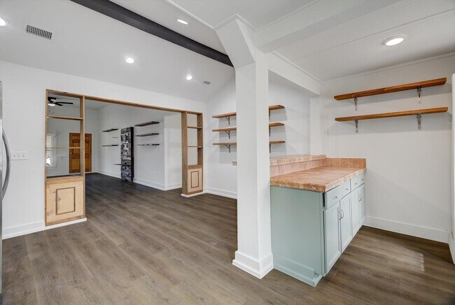 Photo - 158 E 7th St