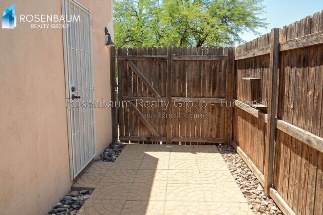 Photo - 1143 E 12th St