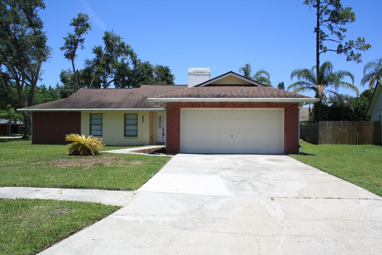 Enjoy Peaceful Living in this Northdale Co... - Enjoy Peaceful Living in this Northdale Co...