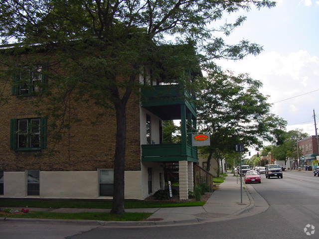 Building Photo - 1530 Como Ave SE Unit 2 Rental