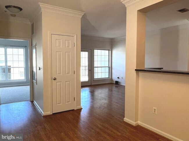 Photo - 4852 Eisenhower Ave Unidad 437