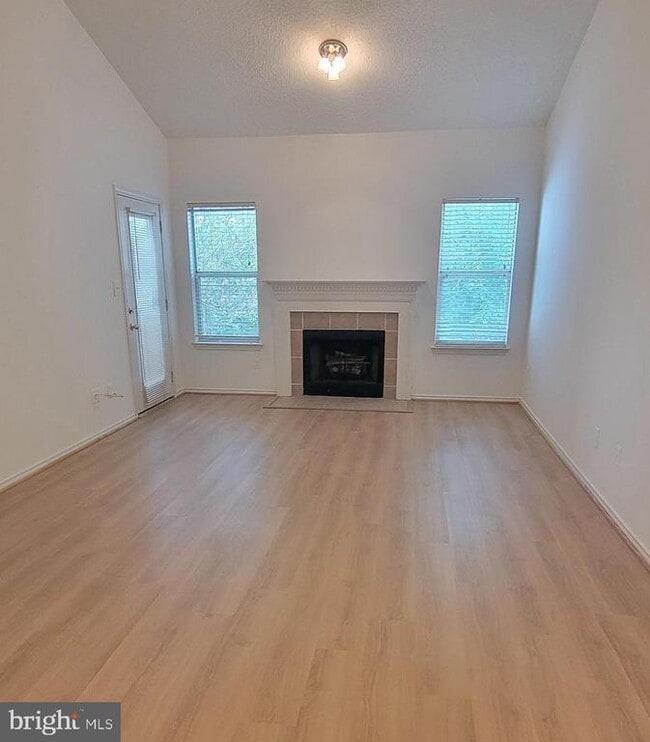 Building Photo - 4401 Sedgehurst Dr Unit 303