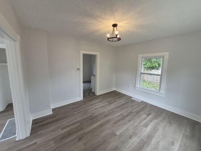 Photo - 210 S Hedges St