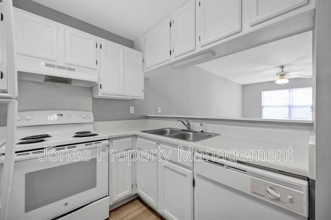 Photo - 305 Country Club Dr NE