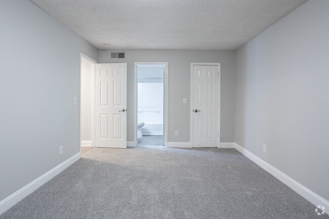 2BR, 2BA - 950SF - Primary Bedroom - Crystal at Cascade