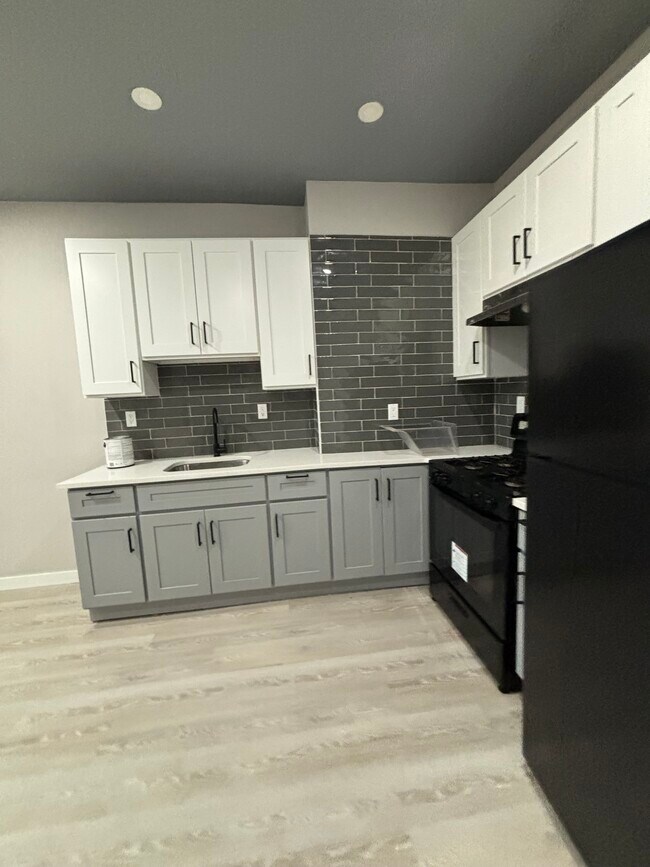 Photo - 222 N 5th St Apartments Unit 2