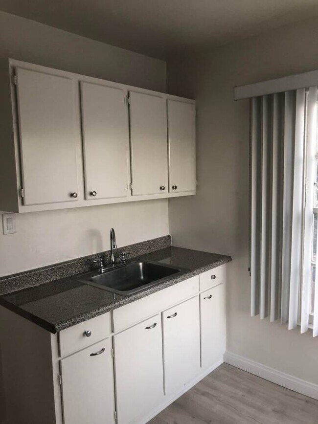 2307-1 Studio - 2305-2309 S Halm Ave Unit 1