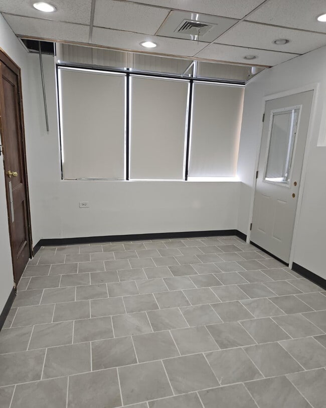 Building Photo - 6217 N Milwaukee Ave Rental