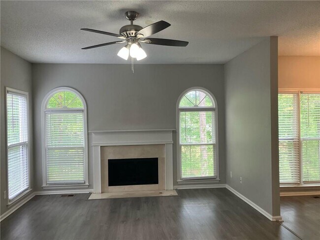 Photo - 1717 Victoria Way NW