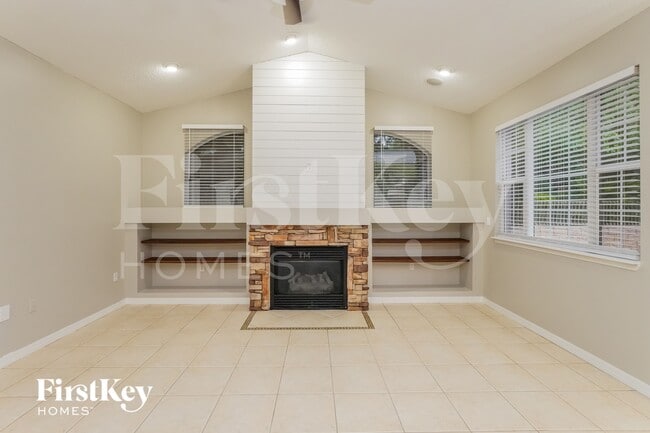 Photo - 825 High Pointe Cir