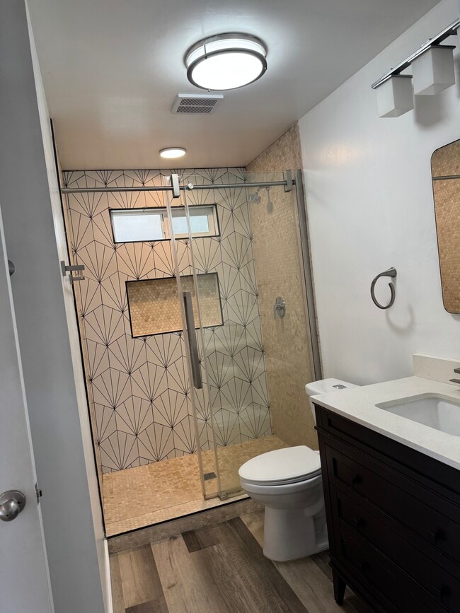 Baño remodelado (2022) - 140 Hueneme Ave