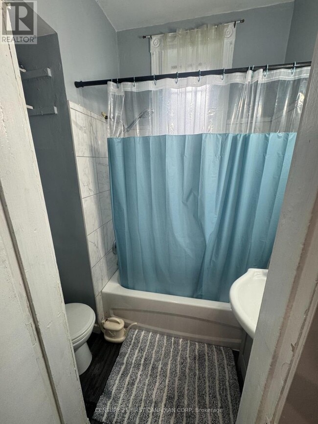 Photo - 28 Oxford St W Unit B