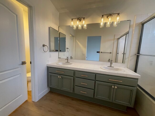 tocador doble - 4466 San Joaquin St