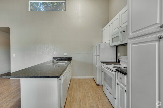 1BD, 1BA 625SF Kitchen