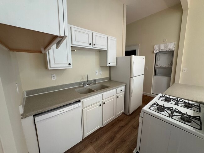 Photo - 978 Myrtle St NE