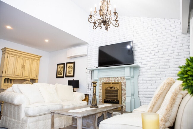 Photo - 2014 Edinburgh Dr Unit ID1226150P