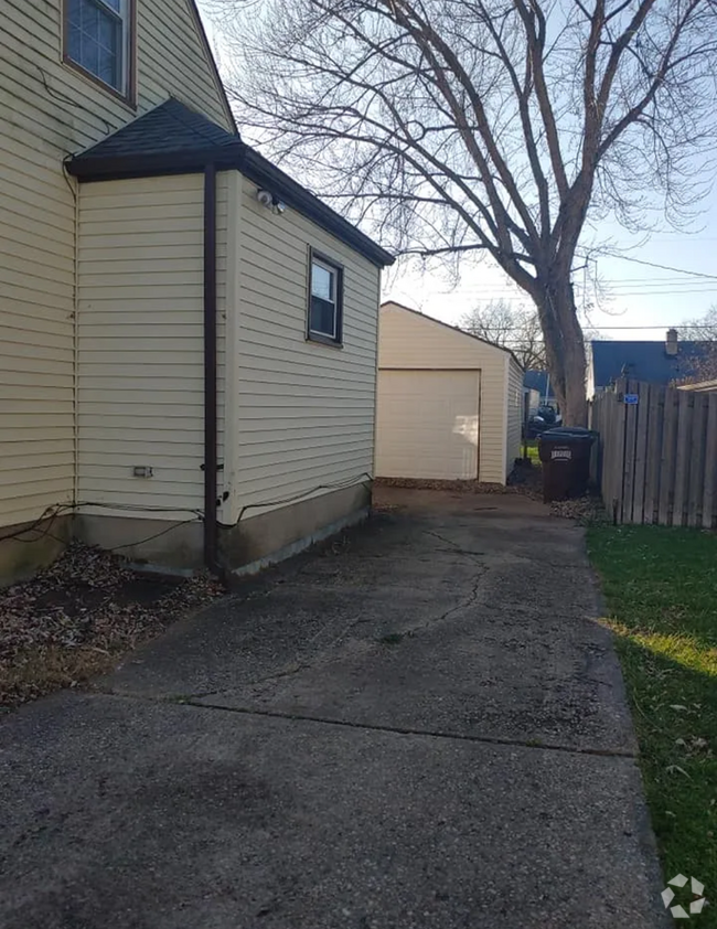 Building Photo - Cute Cape cod with garage Rental