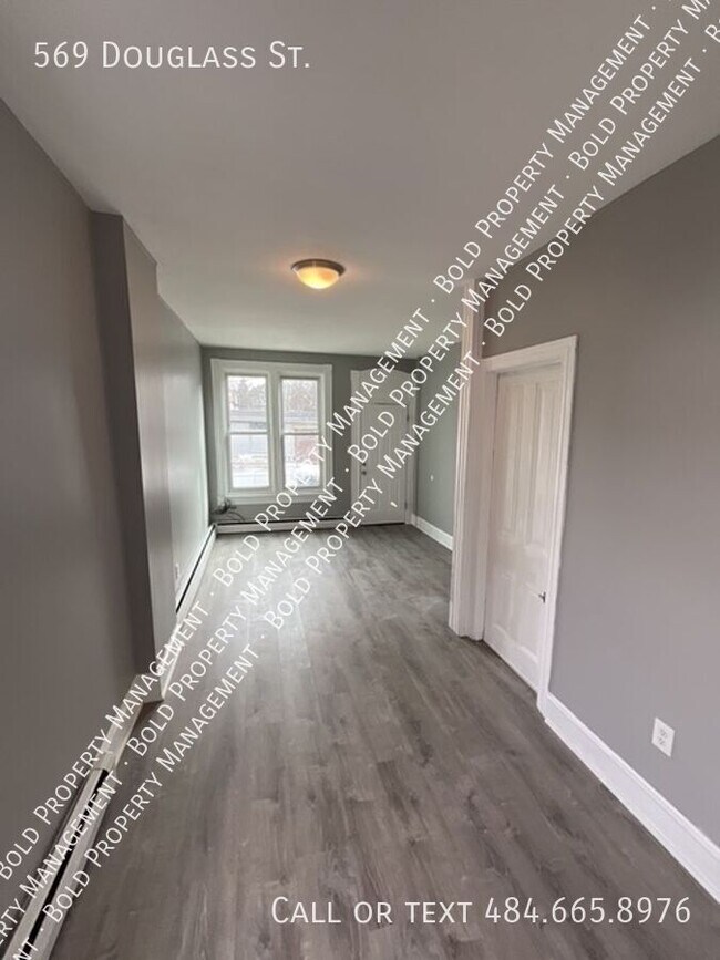 Photo - 569 Douglass St