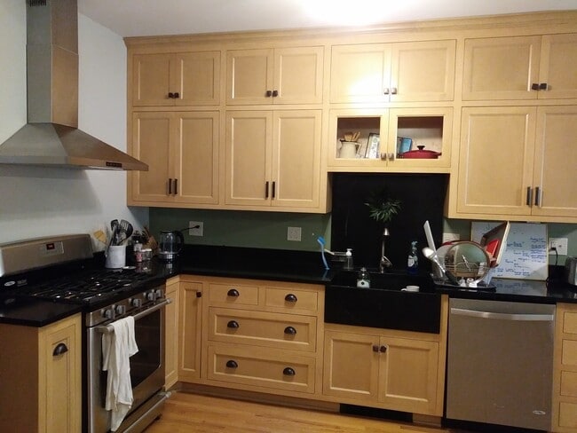 Building Photo - 1895 Portland Ave Unit Apt 1