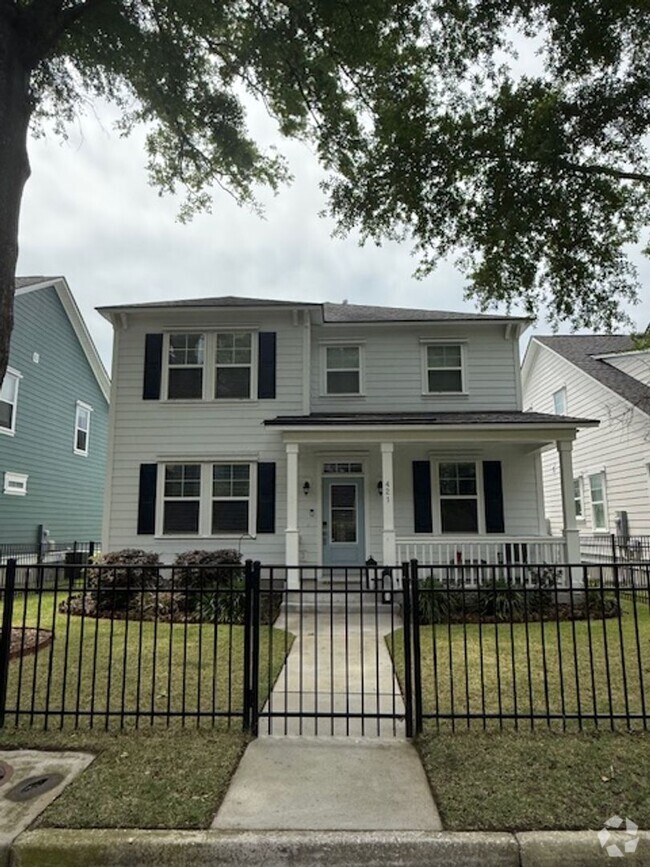 Building Photo - Quaint Neighborhood Living: Spacious 3 Bed... Rental