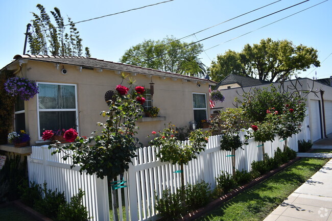 Building Photo - Four Bedroom in Heart of Coronado Rental