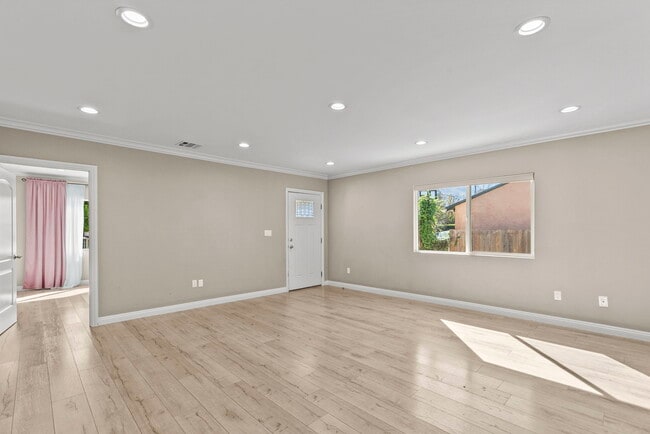 Photo - 6717 Cedros Ave