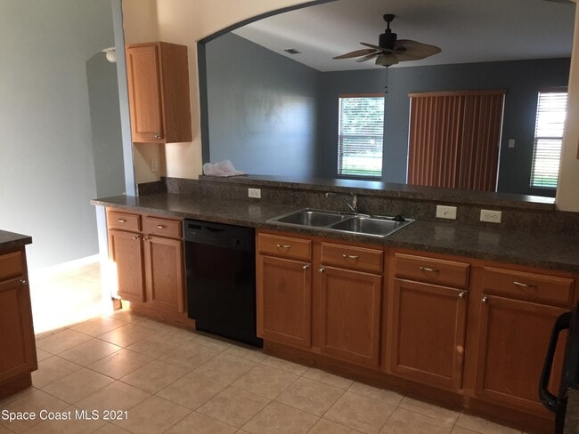 Photo - 1034 Glencove Ave NW