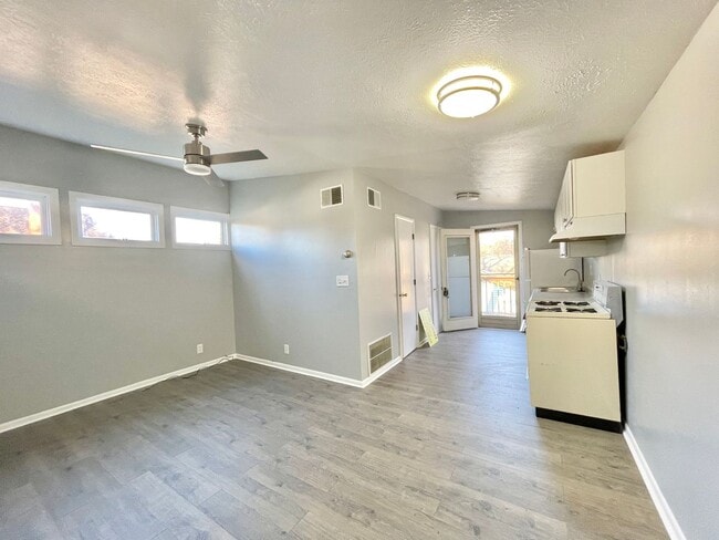 Photo - 1041 W 10th St Unit 3 - Above Garage