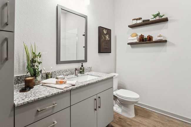 Experimente la elegancia moderna en este espacio de baño perfectamente diseñado.