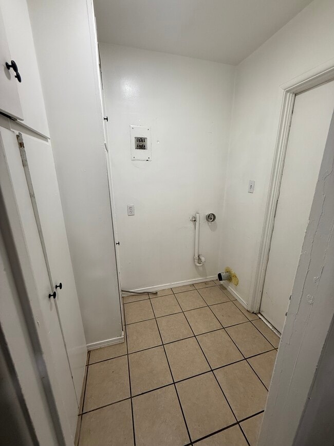 Washer/dryer hookup - 20 H St Unit Apt B