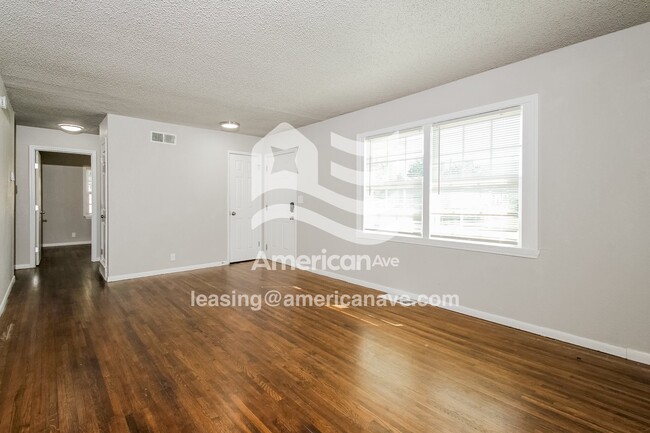 Photo - 875 E 53rd St N