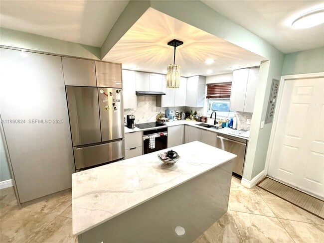 Building Photo - 809 W Oakland Park Blvd Unit K4